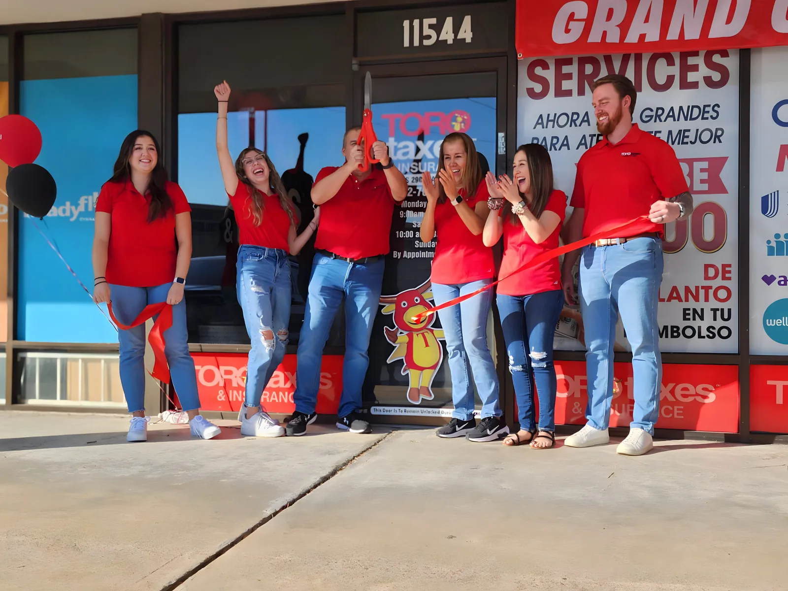 Equipo TORO Taxes celebrando la apertura de una nueva oficina
